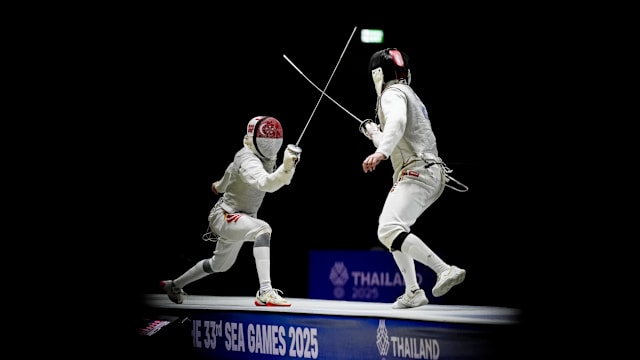 上海市政府向海港赠送冠军贺礼：木雕雄鹰和冠军奖杯刺绣