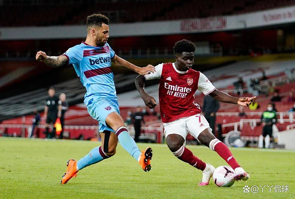 中场核心连续突破防守制造射门机会